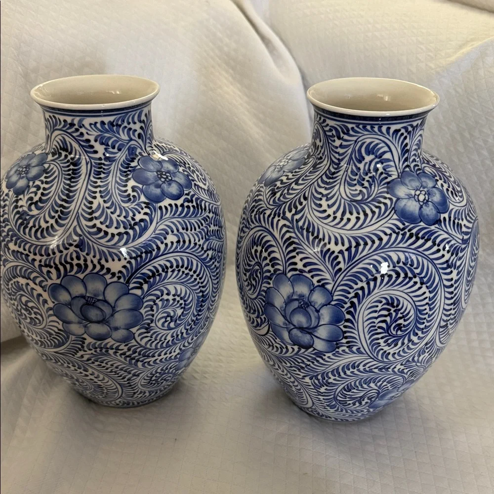 Pair of Hand-Painted Blue & White Chinoiserie Vases Made in Vietnam Mint - Picture 6 of 8